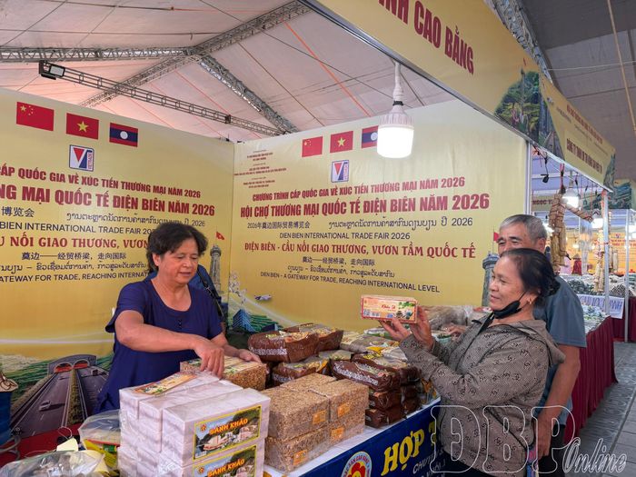 Bà Nguyễn Thanh Tâm (áo xanh bên trái), Giám đốc HTX Tâm Hòa, tỉnh Cao Bằng giới thiệu sản phẩm cho người tiêu dùng.