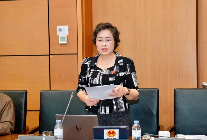 Đại biểu Lò Thị Luyến, Phó Trưởng đoàn ĐBQH tỉnh phát biểu ý kiến tại phiên thảo luận.