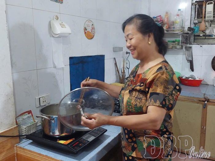 Hội viên nông dân tổ dân phố Phạm Văn Đồng, phường Điện Biên Phủ chủ động điều chỉnh giờ nấu ăn, hạn chế sử dụng điện vào giờ cao điểm.