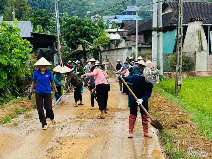 Đường vào bản Pọng, xã Nà Tấu được các hội viên nông dân vệ sinh sạch sẽ.