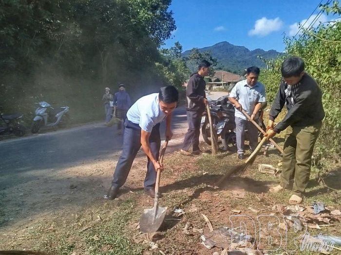 Hoạt động bảo vệ môi trường, thu gom rác thải được hội viên nông dân và người dân bản Đoàn Kết, xã Mường Nhé tích cực hưởng ứng. Ảnh: C.T.V