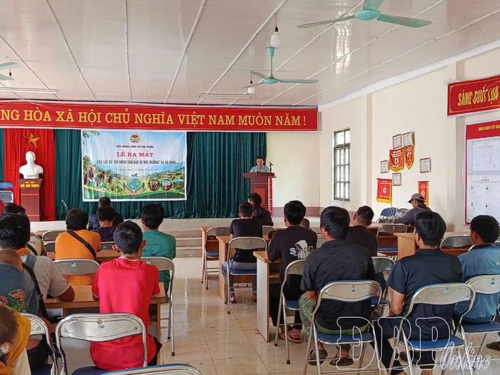 Câu lạc bộ “Hội Nông dân bảo vệ môi trường” xã Nà Bủng ra mắt tại bản Ham Xoong 1 gồm 30 thành viên. Ảnh: C.T.V