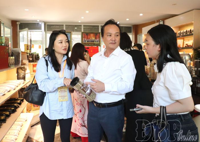 Đoàn khảo sát tham quan cơ sở chế biến cà phê của Công ty Cổ phần Cà phê Hồng Kỳ Quốc Tế tại xã Tuần Giáo.