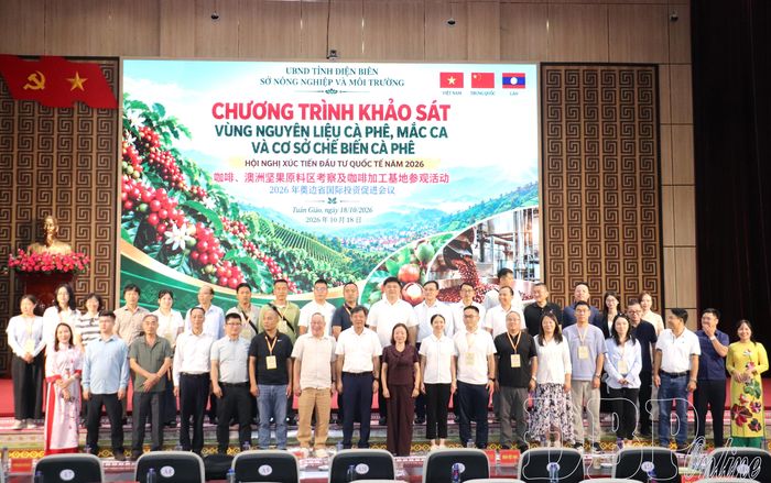 Đoàn khảo sát chụp ảnh lưu niệm.