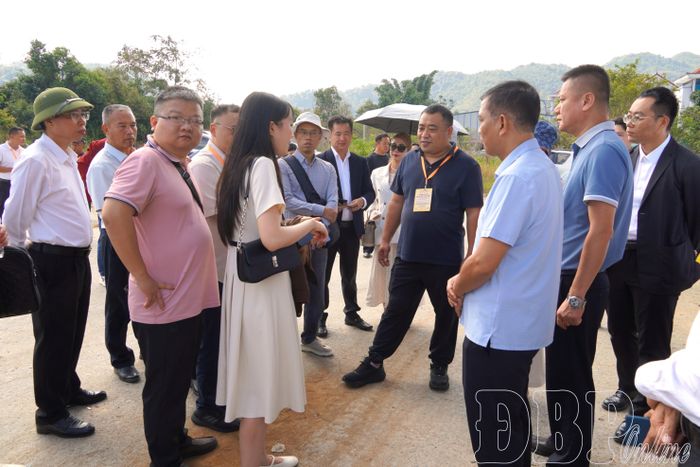 Đại biểu trao đổi với đại diện sở, ngành tỉnh Điện Biên về cơ chế, chính sách đầu tư vào Khu kinh tế cửa khẩu Tây Trang, Kho hàng hóa cửa khẩu Tây Trang.