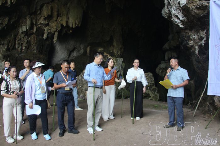 Đoàn nghe thuyết minh về dự án Khu du lịch sinh thái động Pa Thơm.