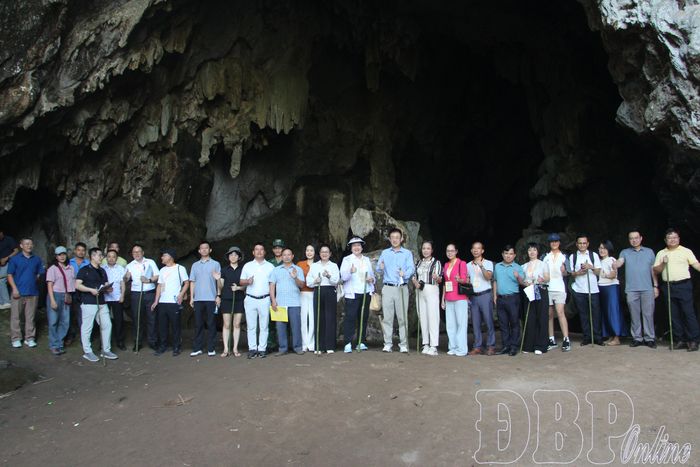 Đoàn chụp ảnh lưu niệm tại động Pa Thơm, xã Thanh Yên.