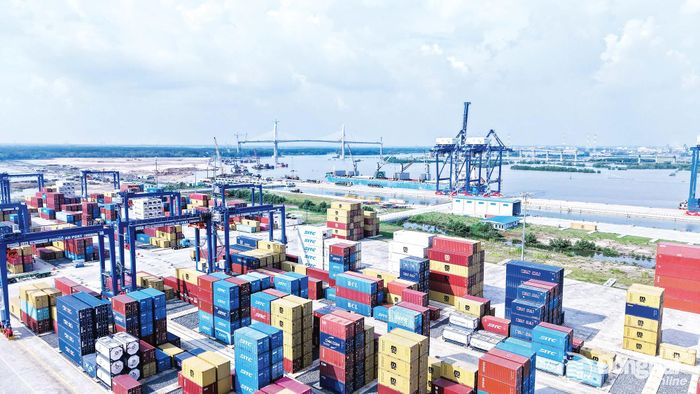 Cảng Phước An tấp nập hàng hóa xuất nhập vào cảng.