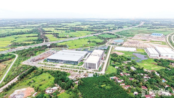 Khu công nghiệp và đô thị Amata Long Thành đang được đầu tư hạ tầng nằm sát bên tuyến cao tốc Thành phố Hồ Chí Minh - Long Thành - Dầu Giây.