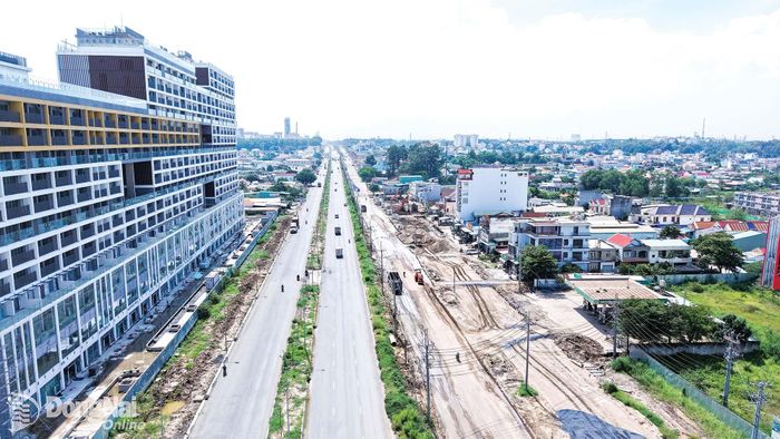 Một tòa chung cư mới bên tuyến đường rộng 10 làn xe đang dần hình thành ở phường Nhơn Trạch.