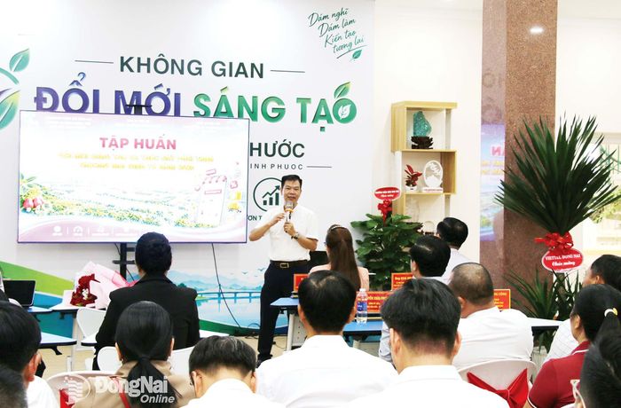 Giám đốc Trung tâm Phát triển thương mại điện tử và Công nghệ số Nguyễn Hữu Tuấn trình bày các nội dung tại một chương trình tập huấn phát triển thương mại điện tử vào tháng 10-2026.