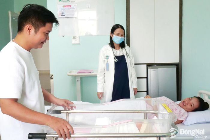 Một em bé chào đời tại Bệnh viện Hoàn Mỹ Đồng Nai trong niềm vui của gia đình và sự hỗ trợ của nhân viên y tế. Ảnh: Hạnh Dung