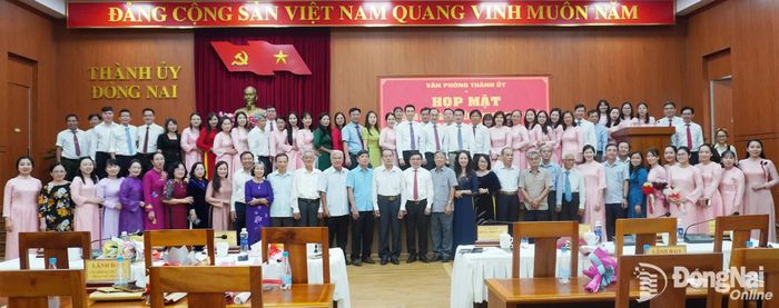 Cán bộ, công chức, nhân viên Văn phòng Thành ủy Đồng Nai qua các thời kỳ. Ảnh: Phương Hằng