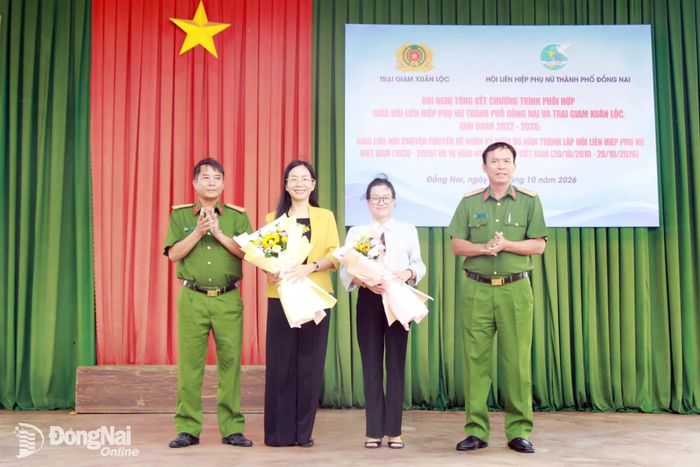 Đại diện Trại giam Xuân Lộc tặng hoa chúc mừng lãnh đạo Hội Liên hiệp phụ nữ thành phố nhân ngày 20-10. Ảnh: Nga Sơn