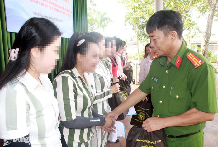 Đại diện Trại giam Xuân Lộc trao quà cho các nữ phạm nhân tích cực tham gia hoạt động phối hợp. Ảnh: Nga Sơn