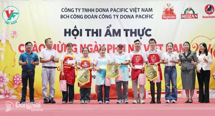 Công đoàn cơ sở Công ty TNHH Dona Pacific (xã Bình Minh) trao giải cho các đội dự thi ẩm thực dịp 20-10. Ảnh: N.Hòa