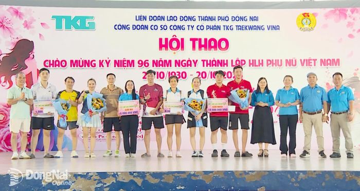 Công đoàn cơ sở Công ty cổ phần TKG Taekwang Vina (phường Trấn Biên) trao giải cho các đội tham gia. Ảnh: N.Hòa