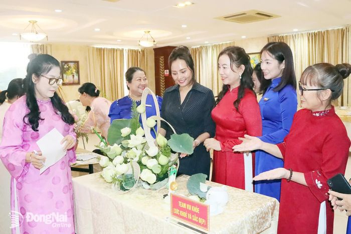 Ban giám khảo chấm điểm Hội thi cắm hoa nghệ thuật với chủ đề “Hương sắc Việt” và Hội thi “Phụ nữ tài năng”. Ảnh: Quang Minh
