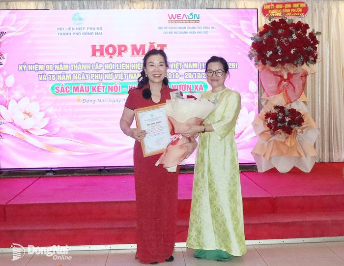 Lãnh đạo Hội LHPN thành phố chúc mừng nữ doanh nhân Đồng Thị Nhung, Phó Chủ tịch Hội Nữ doanh nhân thành phố, đạt danh hiệu Hoa hậu Doanh nhân Hoàn vũ năm 2026. Ảnh: Quang Minh
