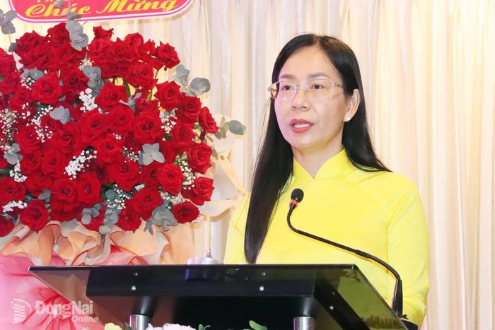 Thành ủy viên, Phó Chủ tịch Ủy ban MTTQ Việt Nam thành phố, Chủ tịch Hội LHPN thành phố Lê Thị Thanh Loan phát biểu ôn lại truyền thống Hội LHPN Việt Nam. Ảnh: Quang Minh