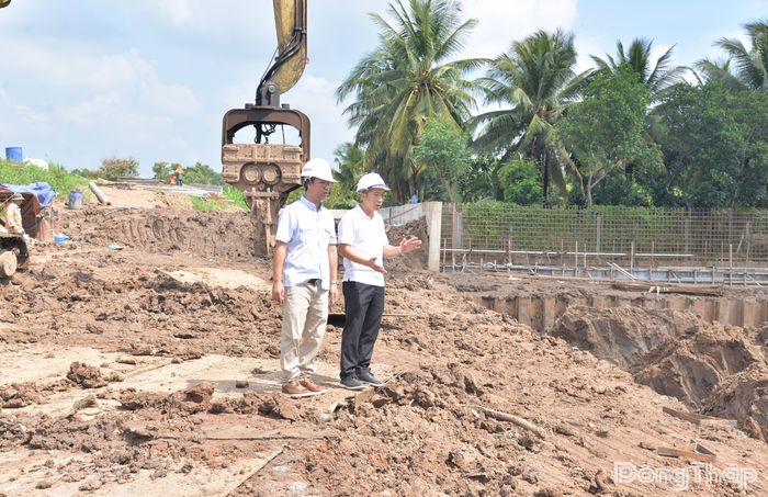 Chủ đầu tư kiểm tra tiến độ thi công các hạng mục thuộc dự án.
