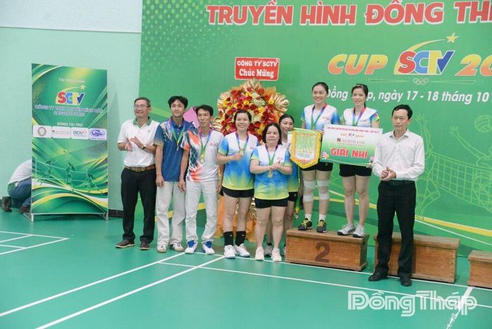 Ban Tổ chức trao giải Nhì cho Đội THĐT 1.