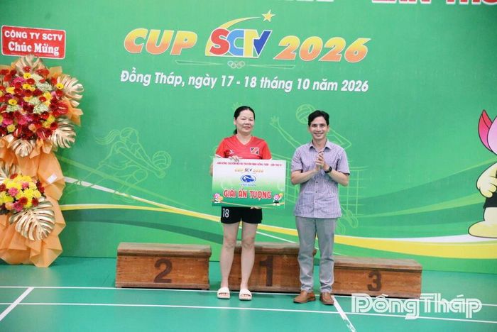 Ban Tổ chức trao giải phụ cho các đội.