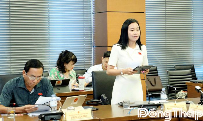 Đại biểu Nguyễn Thị Thúy Lam phát biểu thảo luận.