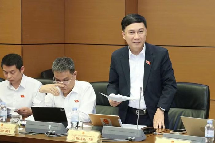  Đại biểu Lê Hoàng Anh đề nghị cụ thể hóa quy định về chính sách khuyến khích, đãi ngộ và phát triển nguồn nhân lực ngành chứng khoán. Ảnh: Đoàn ĐBQH tỉnh Gia Lai 