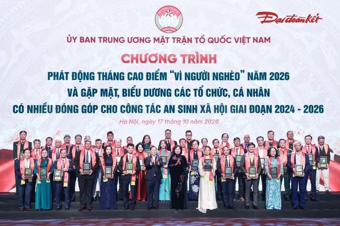 Bà Đồng Thị Ánh (hàng thứ hai, thứ sáu từ trái sang) và ông Phạm Ngọc Khuyến (hàng đầu, thứ ba từ trái sang) được Phó Chủ tịch Quốc hội Nguyễn Thị Hồng và Phó Chủ tịch Ủy ban Trung ương MTTQ Việt Nam Nguyễn Phi Long vinh danh. Ảnh: Báo Đại đoàn kết