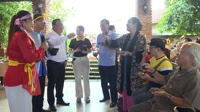  Đại biểu giao lưu cùng các nghệ nhân biểu diễn bài chòi tại Nem Chợ Huyện Olala, góp phần lan tỏa giá trị văn hóa truyền thống gắn với quảng bá ẩm thực và phát triển du lịch địa phương. Ảnh: Phi Long 