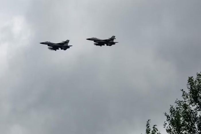Các tiêm kích F-16 của Không quân Ukraine bay biểu diễn trong lễ kỷ niệm Ngày Không quân Ukraine, tại một địa điểm không được tiết lộ ở Ukraine, ngày 4-8-2024. Ảnh: Reuters