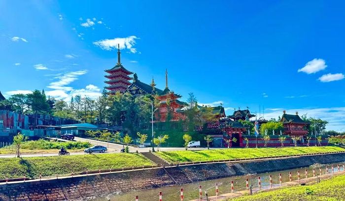  Chùa Minh Thành - một trong những công trình kiến trúc Phật giáo độc đáo và đẹp nhất Tây Nguyên nằm bên tuyến kè suối Hội Phú. Ảnh: Hà Duy 