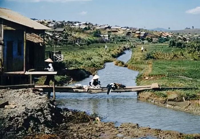  Những cây cầu gỗ bắc qua suối Hội Phú còn nguyên trong ký ức của người dân. Ảnh tư liệu 
