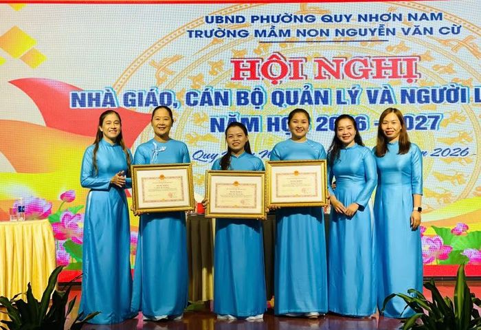  3 giáo viên của nhà trường được nhận bằng khen của Chủ tịch UBND tỉnh Gia Lai. Ảnh: Trần Dung 