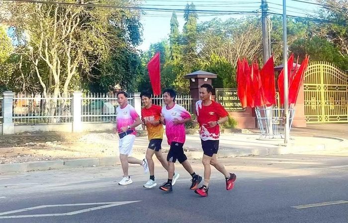  Mỗi bước chân không chỉ thể hiện niềm đam mê chạy bộ mà còn hướng đến việc xây dựng cộng đồng khỏe mạnh và văn minh. Ảnh: Phạm Ngọc 