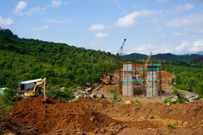  Thi công tuyến đường kết nối từ cao tốc Bắc - Nam về Khu công nghiệp Phù Mỹ và Bến cảng Phù Mỹ đoạn qua địa bàn xã Phù Mỹ Đông. Ảnh: Nguyễn Hân 