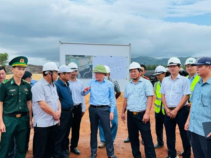  Chủ tịch UBND tỉnh Phạm Anh Tuấn (hàng đầu, thứ 4 từ phải sang) kiểm tra tiến độ thi công Khu công nghiệp Phù Mỹ. Ảnh: Nguyễn Hân 