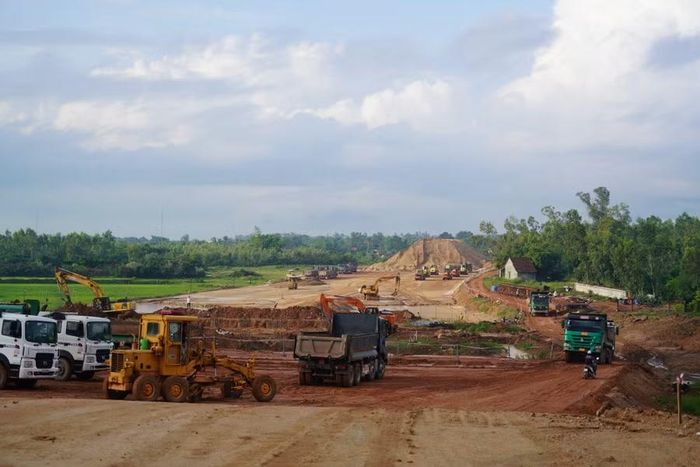  Thi công tuyến đường bộ cao tốc Quy Nhơn - Pleiku (hợp phần 1) đoạn qua địa bàn phường An Nhơn. Ảnh: Nguyễn Hân 