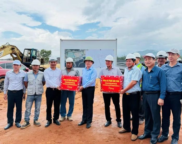  Chủ tịch UBND tỉnh Phạm Anh Tuấn (thứ 5 từ trái sang) tặng quà cho đơn vị thi công Dự án Khu công nghiệp Phù Mỹ. Ảnh: Nguyễn Hân 