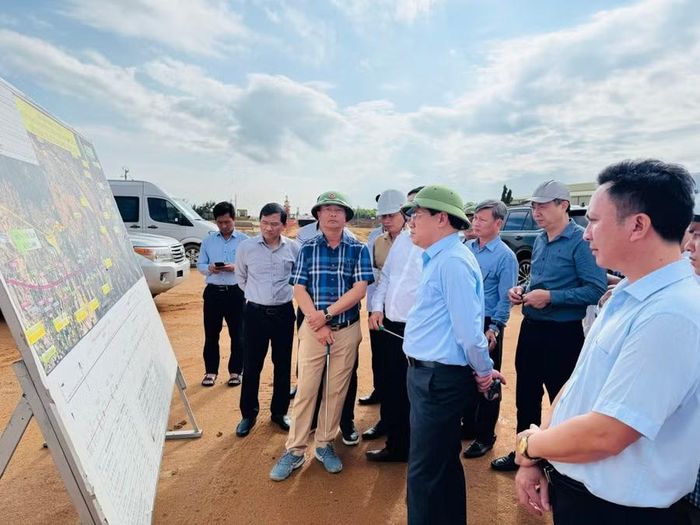  Đoàn công tác kiểm tra tiến độ thi công tuyến đường bộ cao tốc Quy Nhơn - Pleiku (hợp phần 1). Ảnh: Nguyễn Hân 