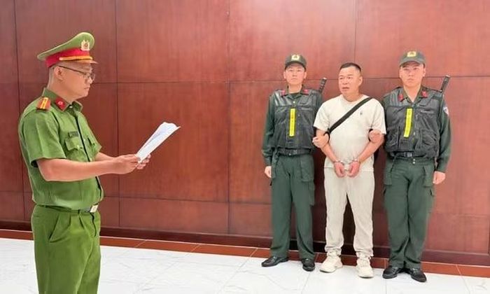 Cơ quan điều tra thực hiện lệnh bắt tạm giam Sun Yupeng (Tôn Bằng) - chồng cũ của TikToker Hằng Du Mục. Ảnh: Công an TP. HCM/LĐO