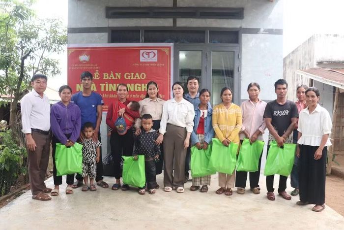  Lãnh đạo xã Hra trao quà cho các hộ khó khăn trên địa bàn. Ảnh: Lạc Hà 