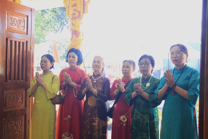  Đông đảo con cháu họ Đặng về dâng hương trong ngày lễ khánh thành nhà thờ họ tại xã Kon Gang. Ảnh: Hoàng Hoài 