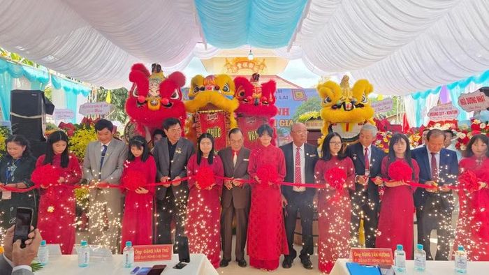  Các đại biểu thực hiện nghi thức cắt băng khánh thành nhà thờ họ Đặng tỉnh Gia Lai. Ảnh: Hoàng Hoài 