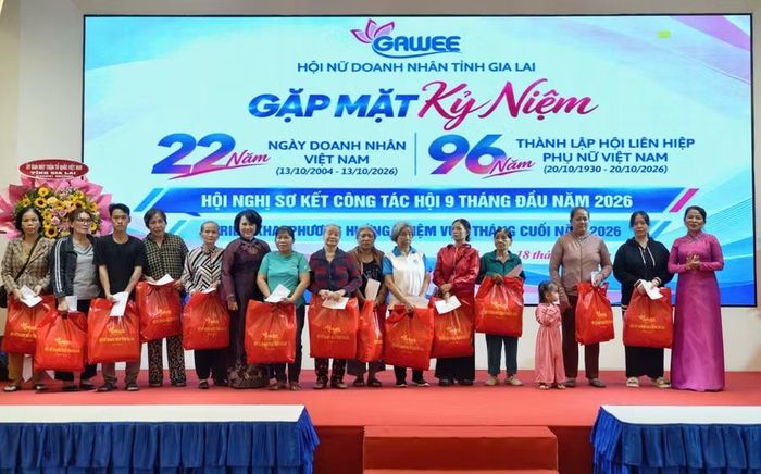  Hội Nữ doanh nhân tỉnh Gia Lai tặng quà cho phụ nữ có hoàn cảnh khó khăn tại 2 phường Quy Nhơn Bắc và Quy Nhơn Nam. Ảnh: Dũng Nhân 