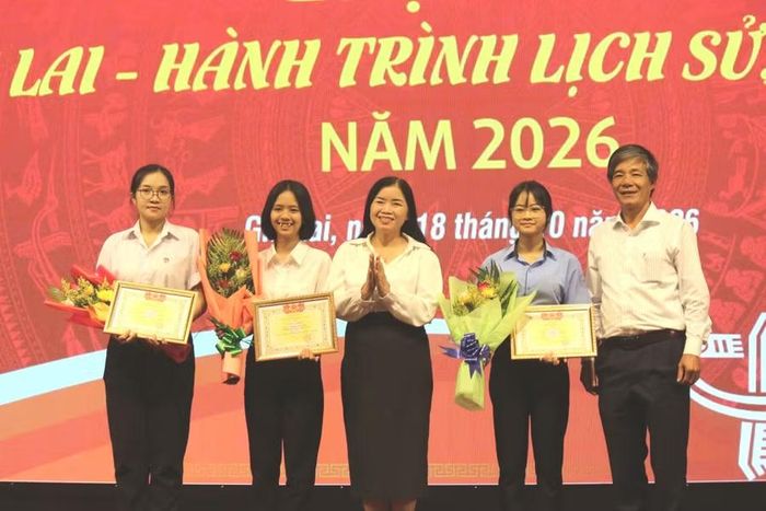  Ban Tổ chức trao giải cho các thí sinh. Ảnh: Nhật Trường 