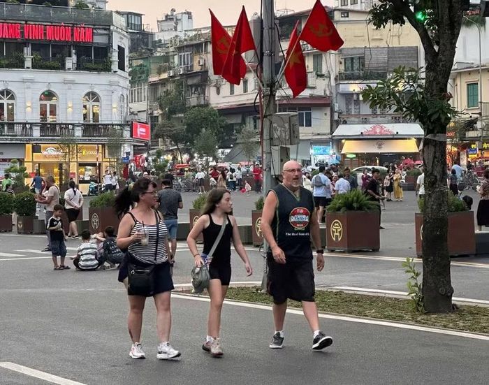 Vẻ đẹp mùa thu của Hà Nội thu hút du khách quốc tế đến tham quan và trải nghiệm. Ảnh: Phương Vi