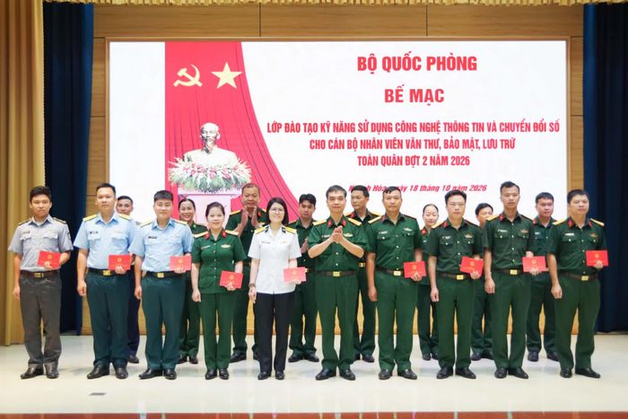 Ban tổ chức trao chứng chỉ cho học viên.