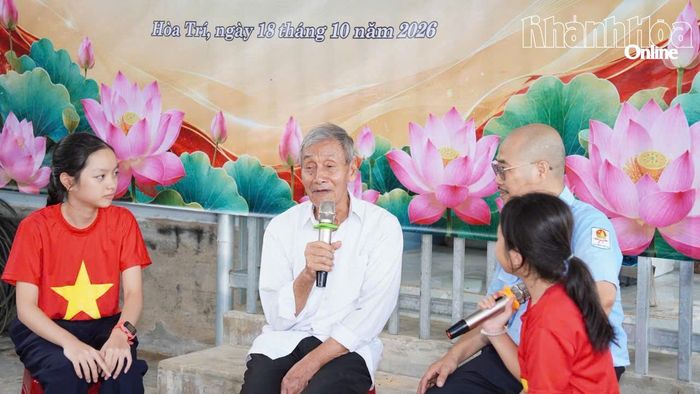 Các học sinh nghe ông Võ Văn Khánh, cháu ruột của liệt sĩ Võ Văn Ký kể về truyền thống cách mạng của gia đình.